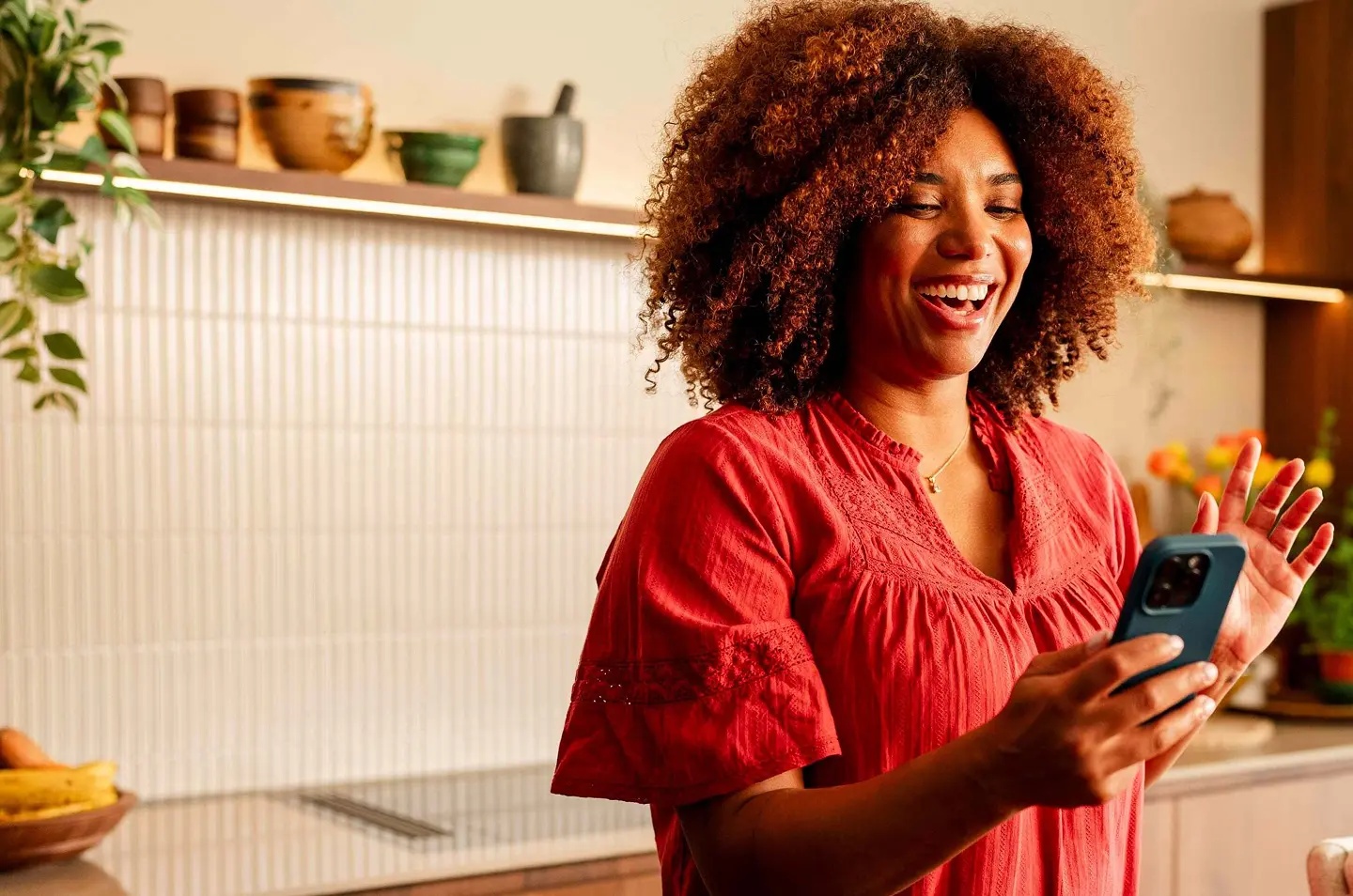 Robin-April lachend in de keuken tijdens de Wellis campagne