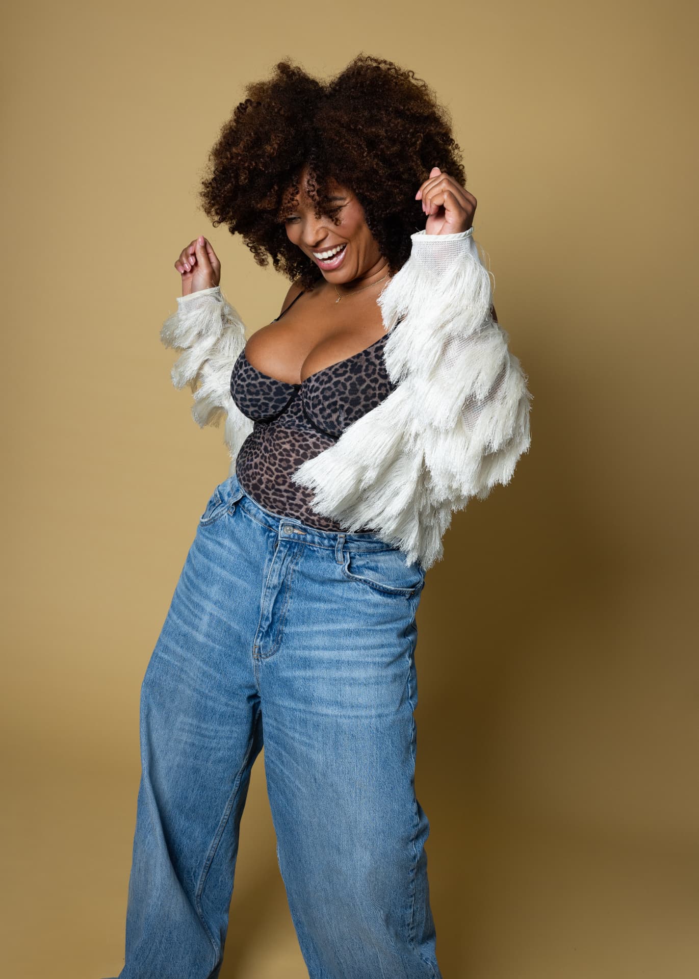 Robin-April lachend close-up in witte top met hand onder haar kin