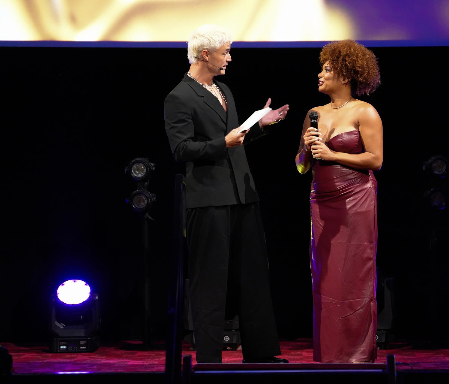 Robin-April in gesprek met de presentator op het podium