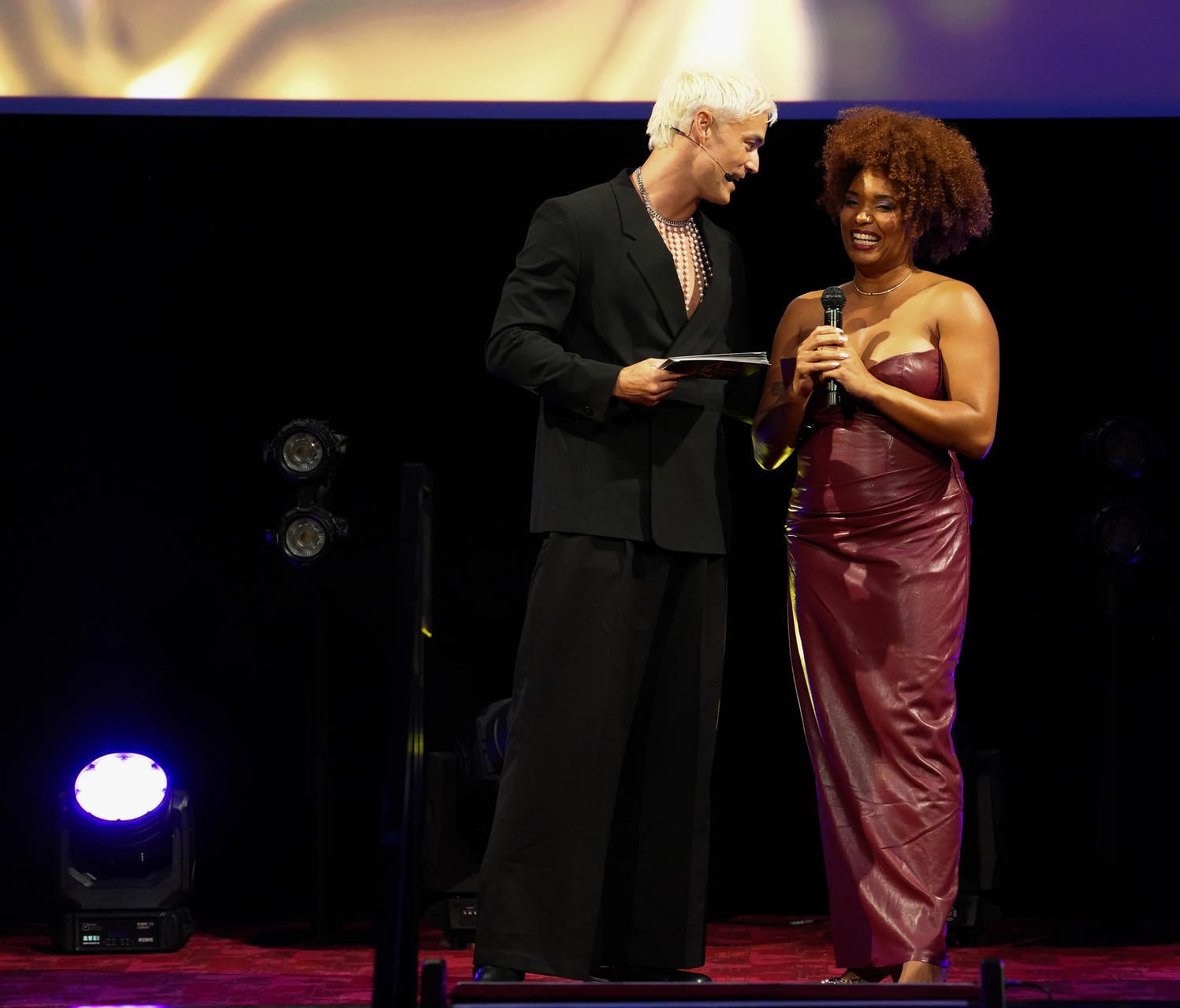 Robin-April en de presentator samen op het podium