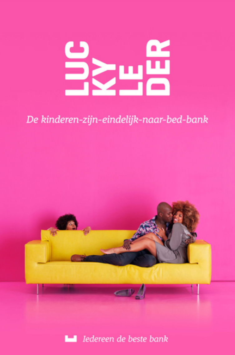 Robin-April in de LUC KY LEDER-campagne op een gele bank